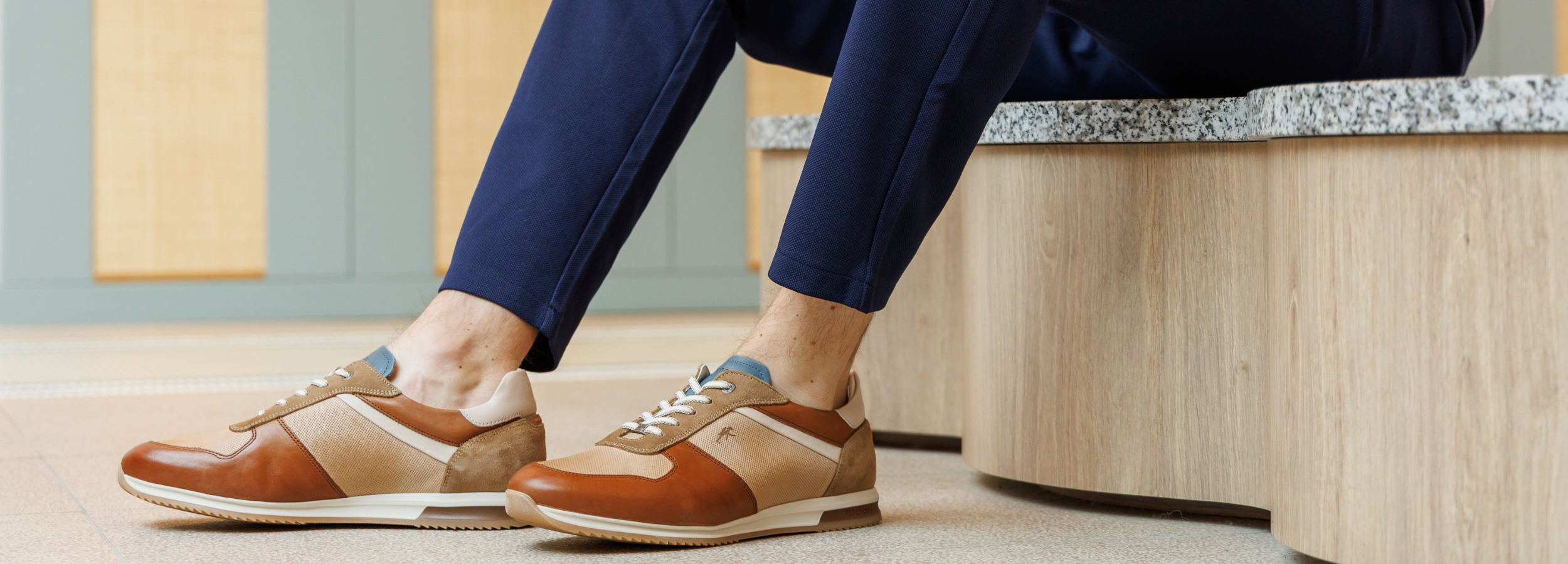 Baskets fluchos, portées par un homme avec un pantalon bleu