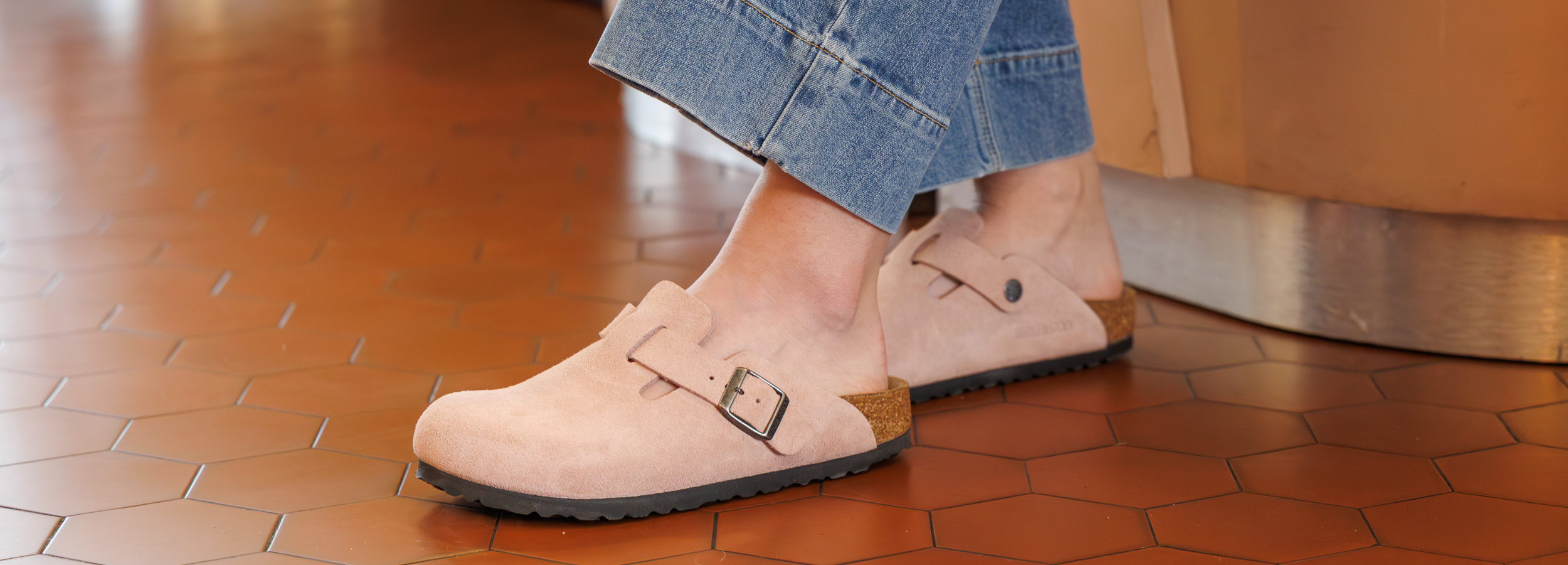 Photo d'une paire de mules (boston - birkenstock) portée par une femme avec un jeans