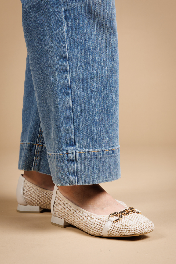 Ballerines portées par une femme, couleur beige de la marque "caprice"