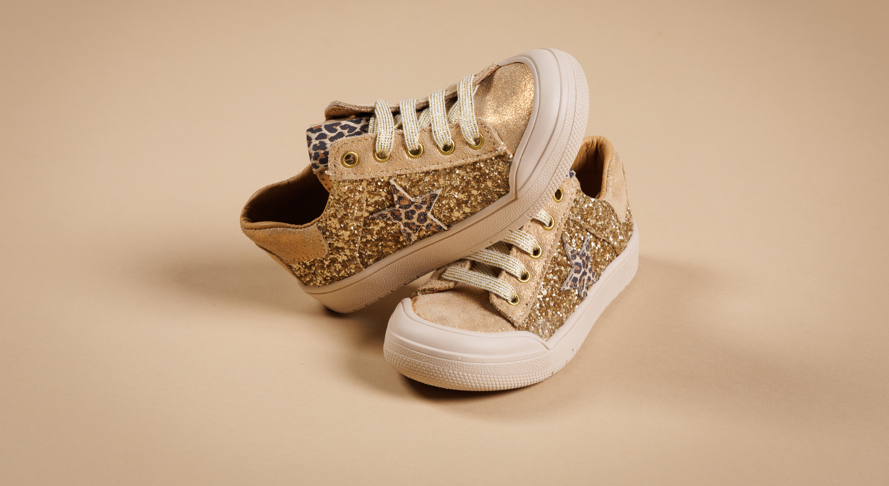 Baskets enfant de la marque bopy posées sur du fond beige