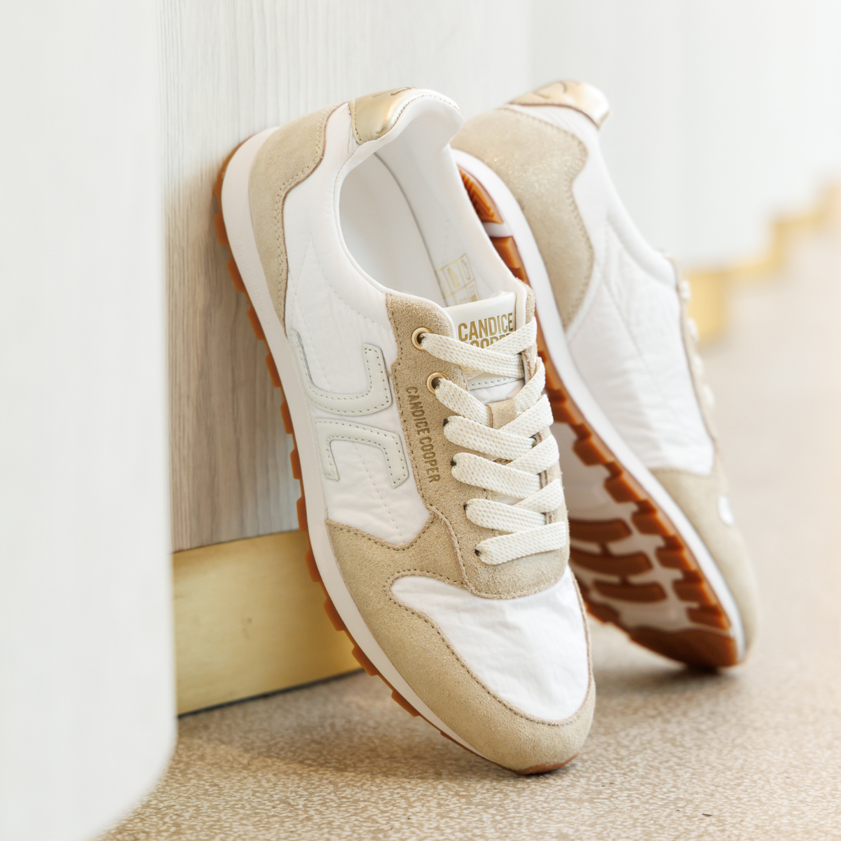 Baskets candice cooper posées contre un mur