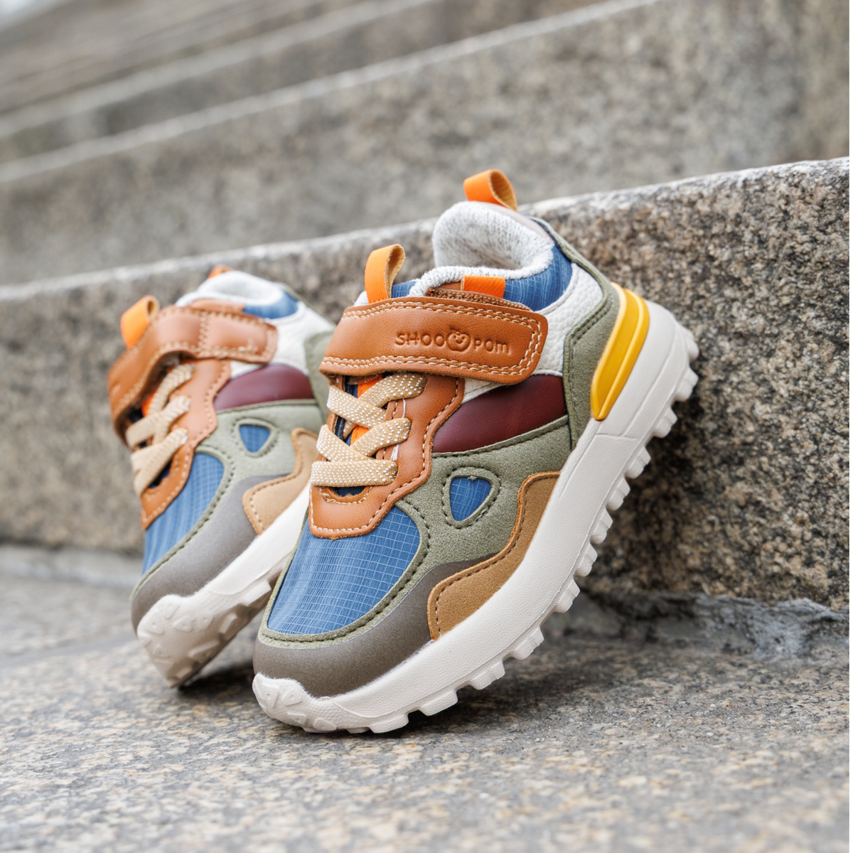 paire de shoo pom posée sur des escaliers