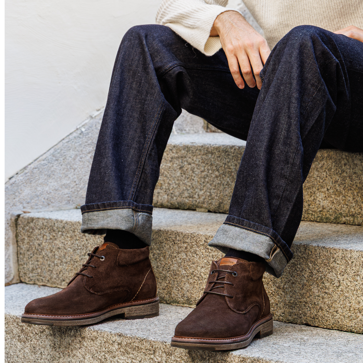 Homme portant une paire de boots fluchos coloris marron