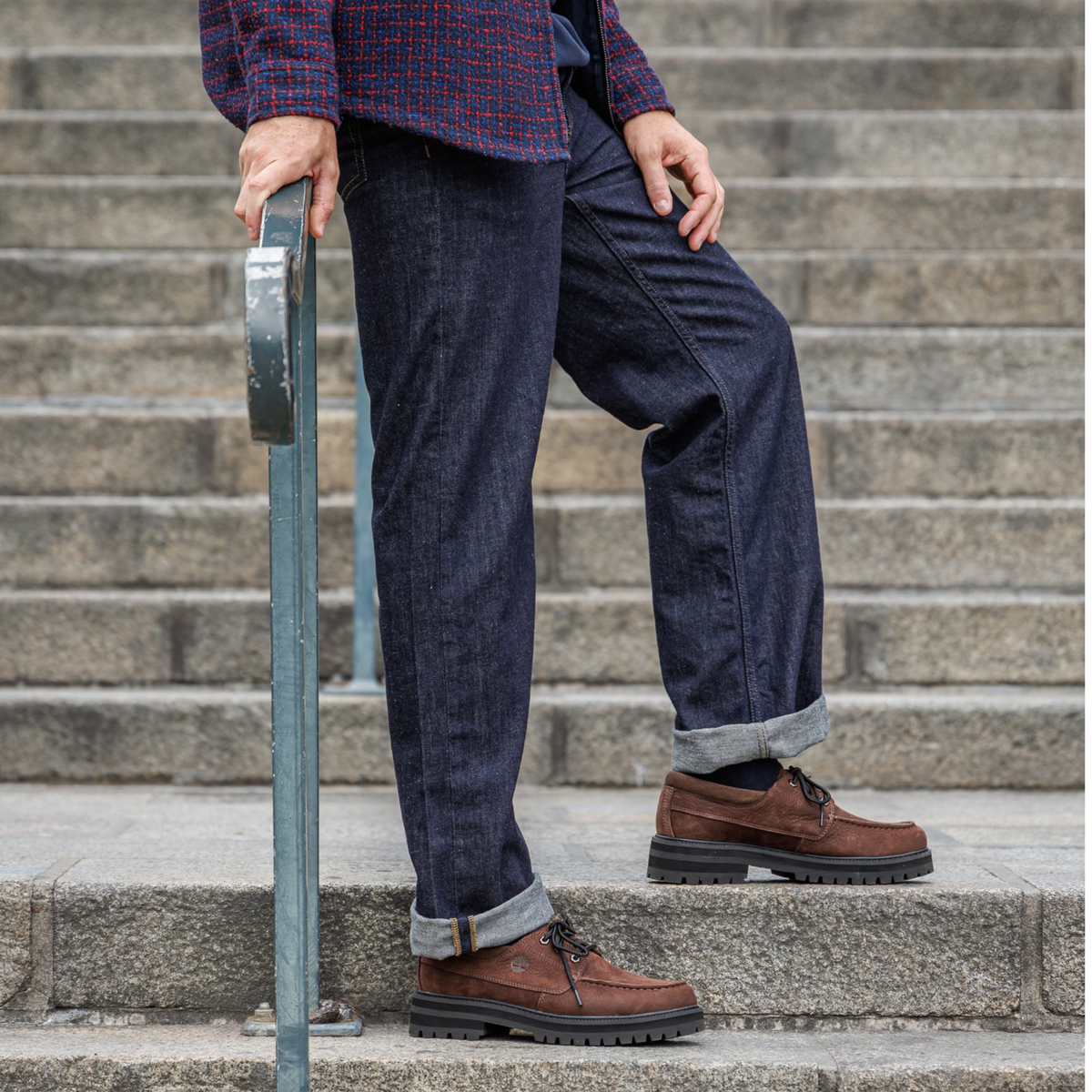Homme portant une paire de timberland coloris marron