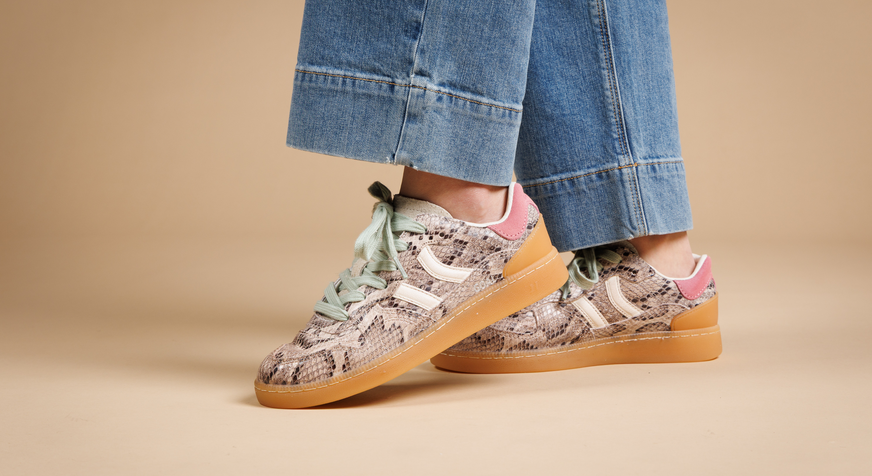 Sneakers coolway portées par une femme avec un fond beige