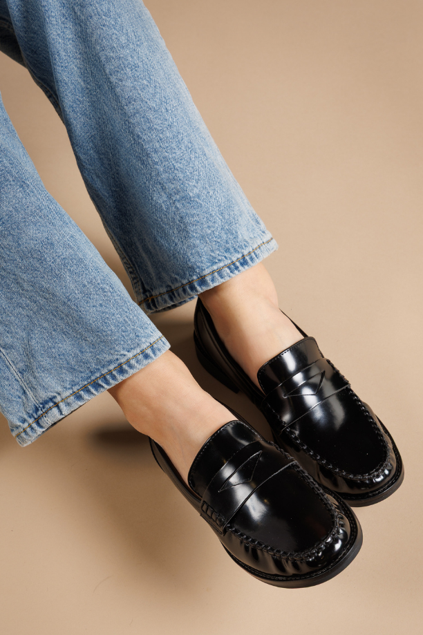 Mocassins noir Marco Tozzi en studio