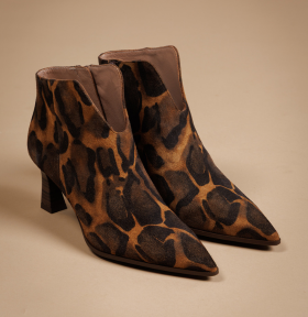 Bottines femme bout pointu sur fond beige studio
