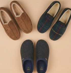 Chaussons homme sur fond beige studio
