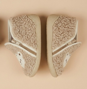 Chaussons enfant sur fond beige studio