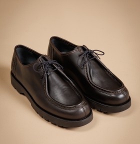 Derbies kleman homme sur fond beige studio