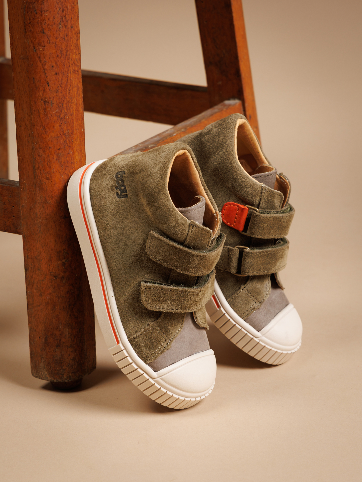photo d'une paire enfant bopy posée sur une chaisse avec un fond beige studio