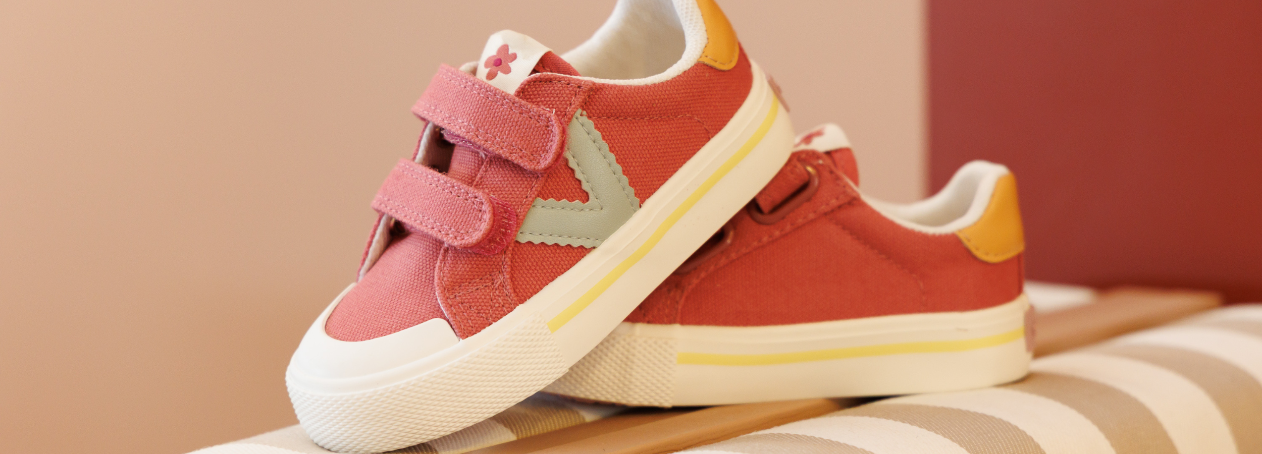 Photo d'une paire non portée enfant de la marque victoria couleur rose