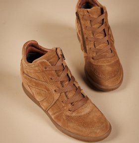 Paire de baskets en daim en studio