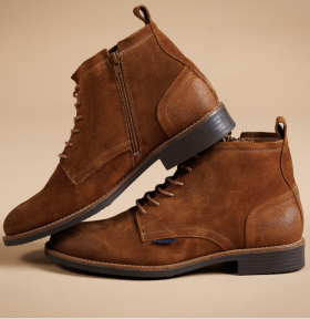 bottines homme sur fond beige studio