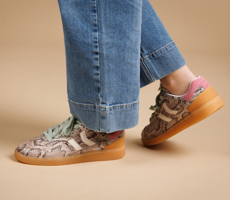 Sneakers de la marque coolway portées par une femme avec un jeans bleu