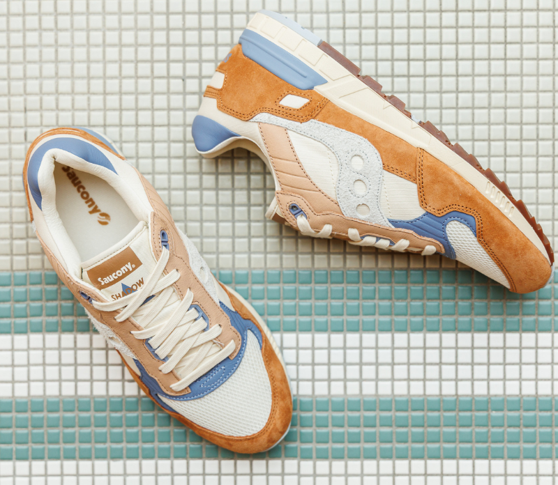 Sneakers homme de la marque saucony posées sur du carrelage