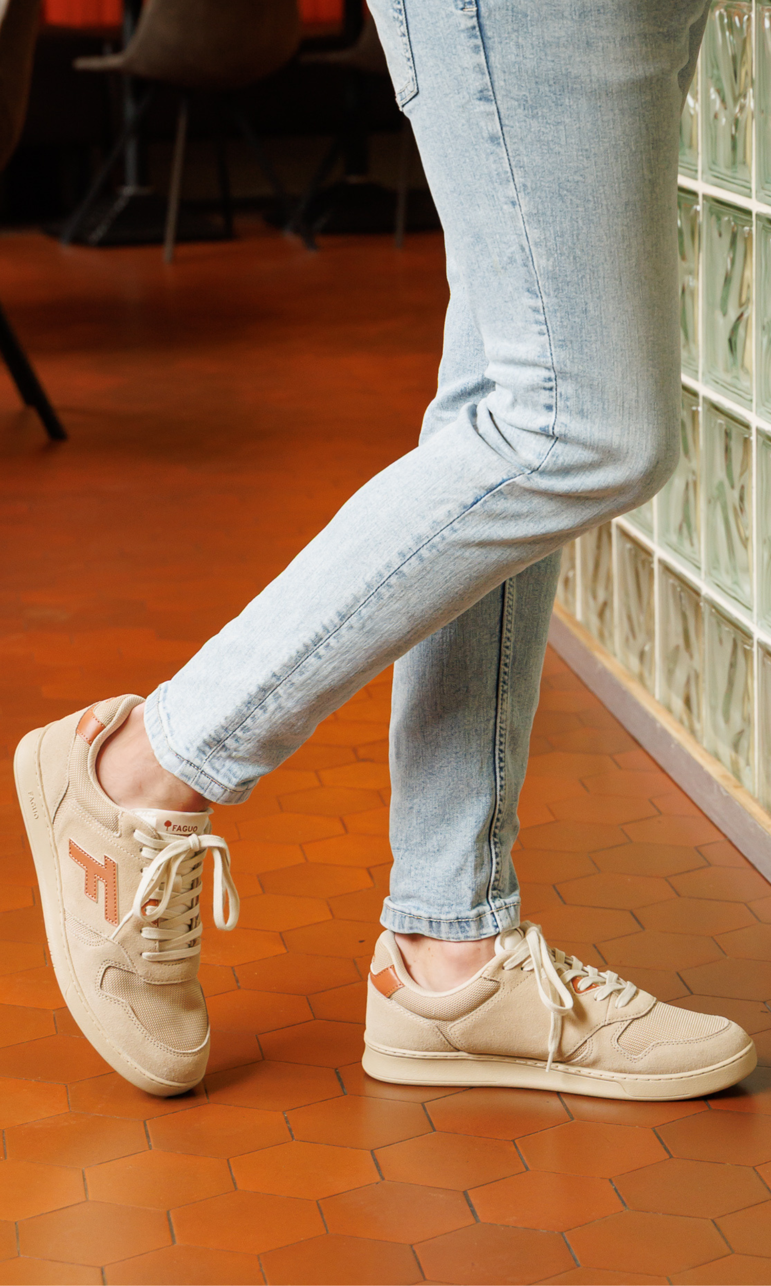 Homme portant une baskets FAGUO