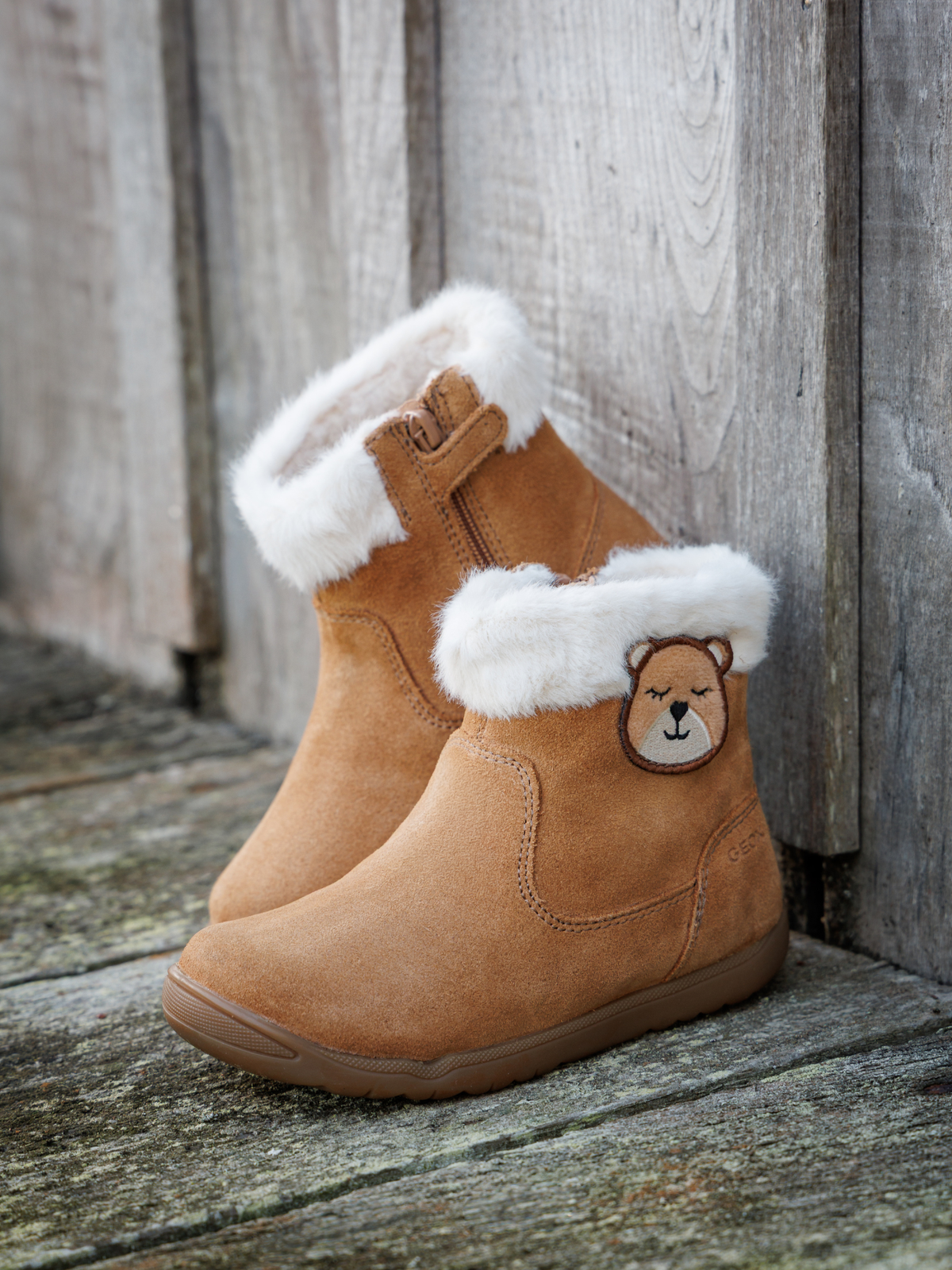 paire de bottines fourrées de la marque geox couleur camel