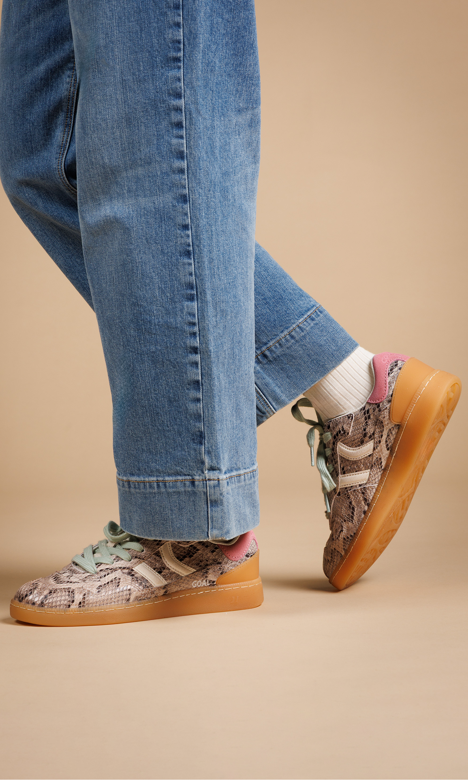 Sneakers de la marque coolway portées par une femme avec un jeans bleu