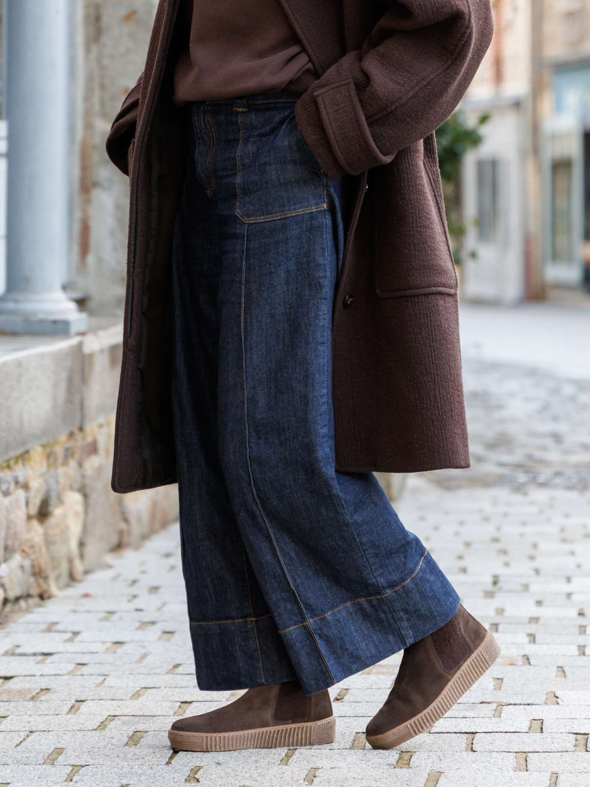 Femme avec un jeans large portant une paire bottines GABOR