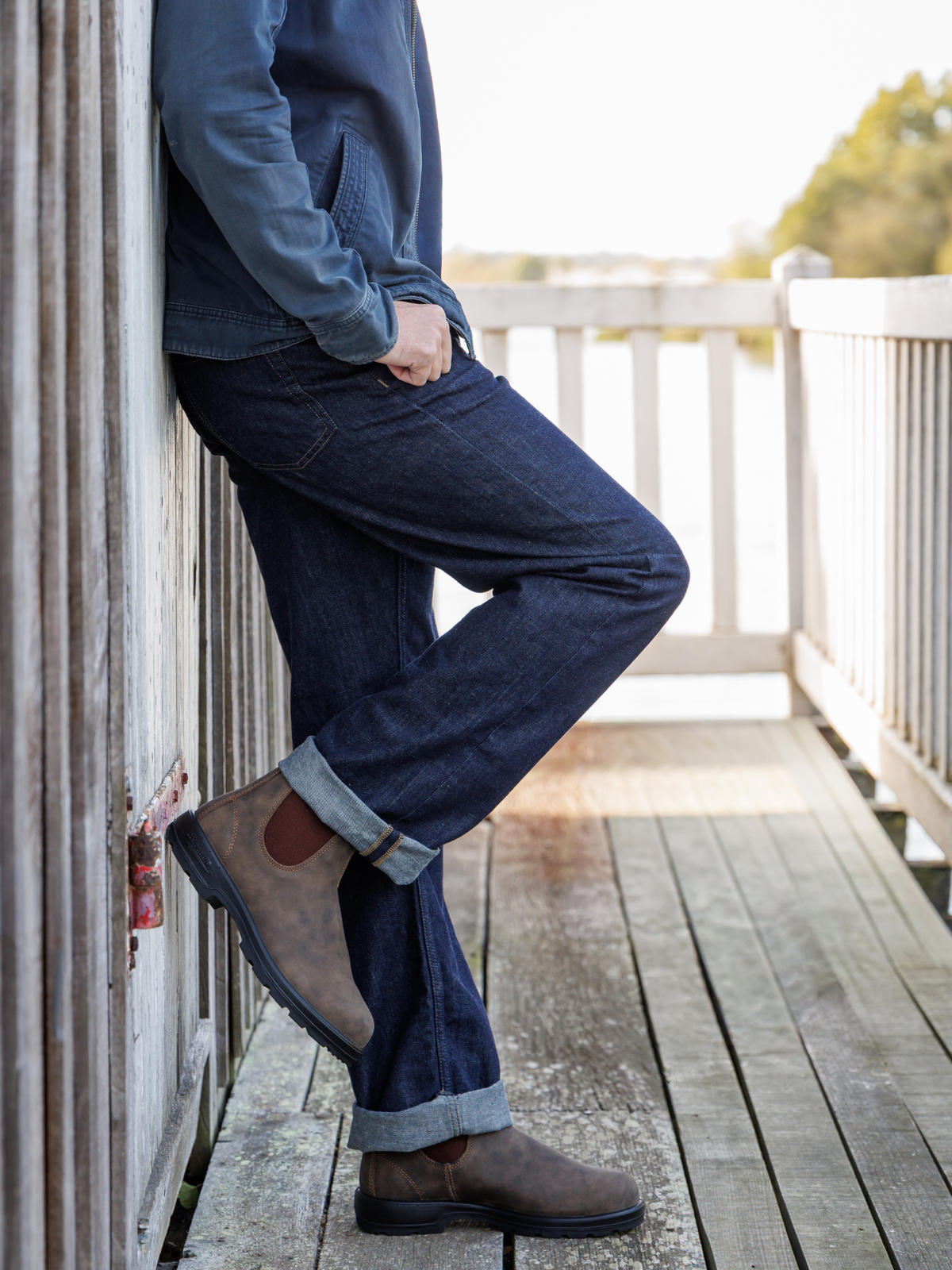 Homme portant une paire de chelsea boots de la marque blundstone 