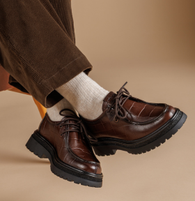derbies femme coloris marron sur fond beige studio