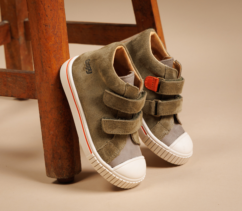 photo d'une paire enfant bopy posée sur une chaisse avec un fond beige studio