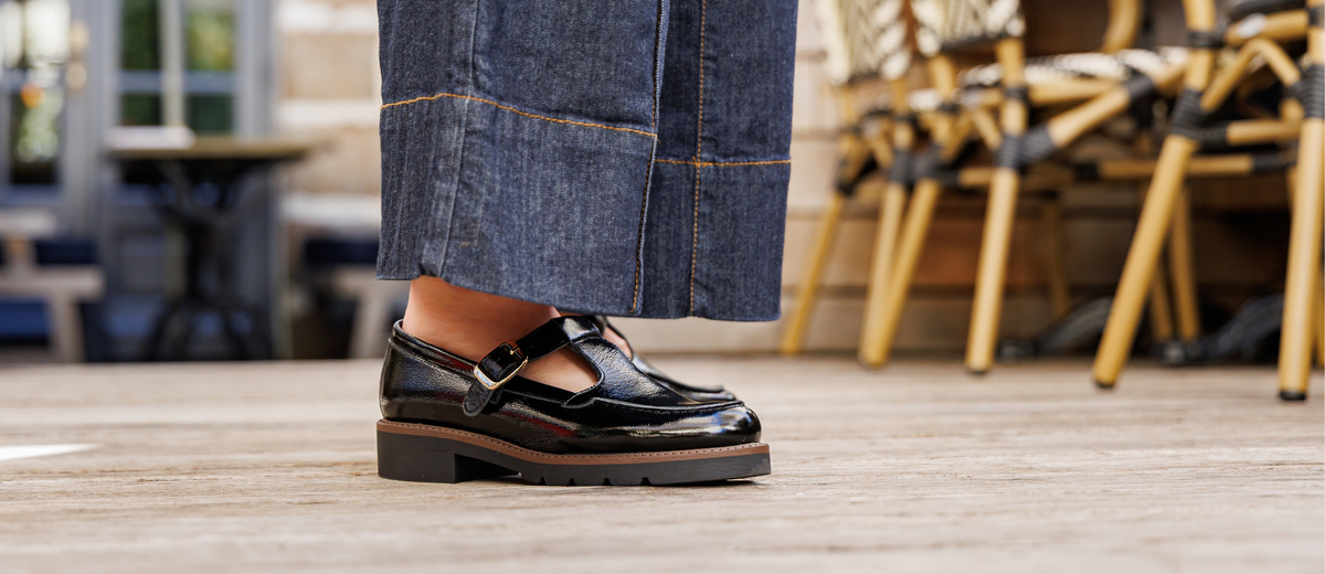 Femme portant une paire de babies coloris noir, Enzo Versini