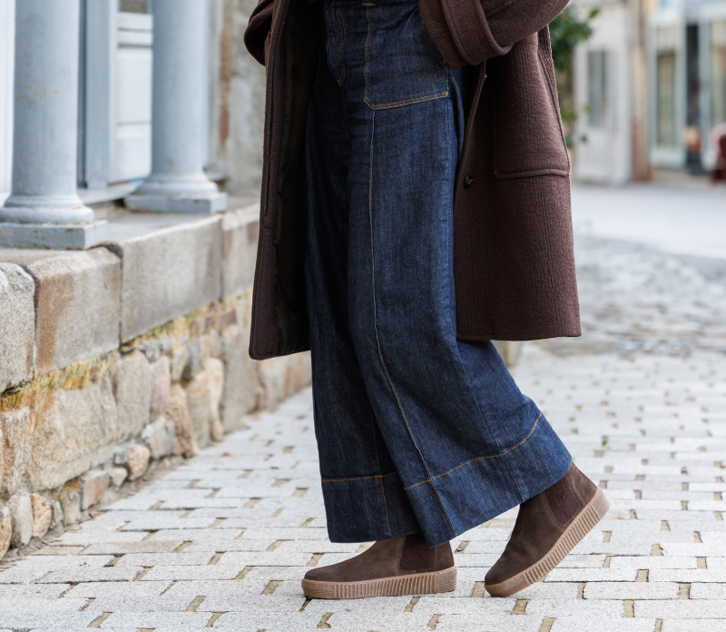Femme avec un jeans large portant une paire bottines GABOR