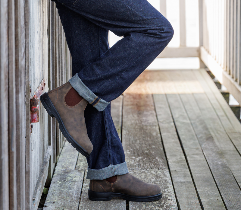 Homme portant une paire de chelsea boots de la marque blundstone 
